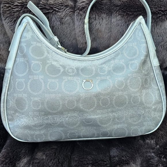 Salvatore ferragamo silver shoulder/handbag. - Picture 4 of 17
